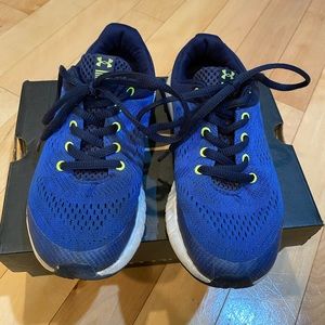 Boys Under Armour tennis shoes